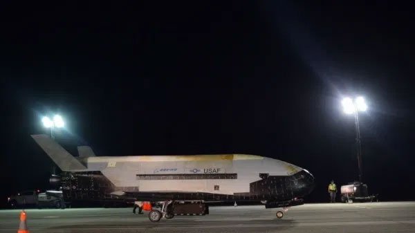 Máy bay X-37B đáp thành công xuống Trung tâm vũ trụ Kennedy hôm 27/10.