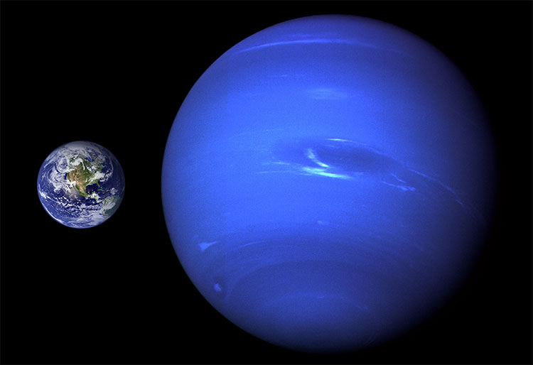 So sánh kích cỡ của sao Hải vương và Trái đất.