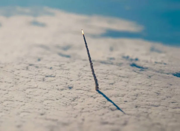 Khoảnh khắc một con tàu vũ trụ đang vượt ra khỏi bầu khí quyển, được ghi lại từ ngoài không gian.