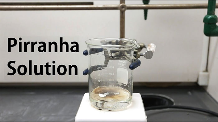 Dung dịch Piranha có thể gây nổ nếu như nồng độ của perôxít hiđrô lớn hơn 50%