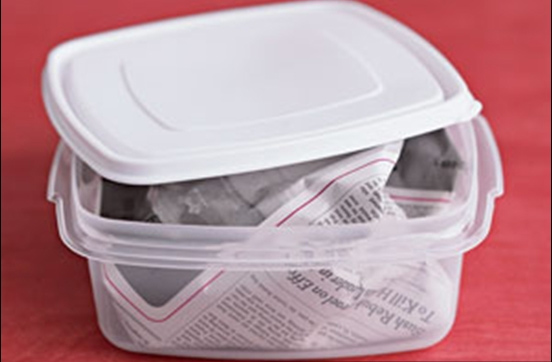 Giấy báo có thể khử mùi thức ăn trong hộp nhựa