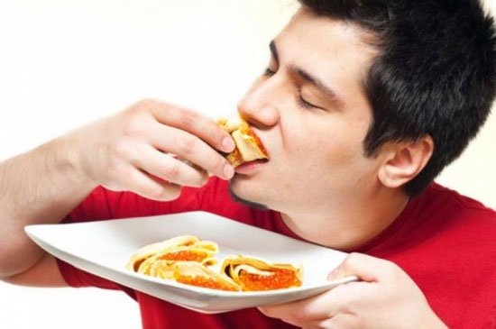 Ăn vội vàng gây khó khăn cho quá trình tiêu hóa.
