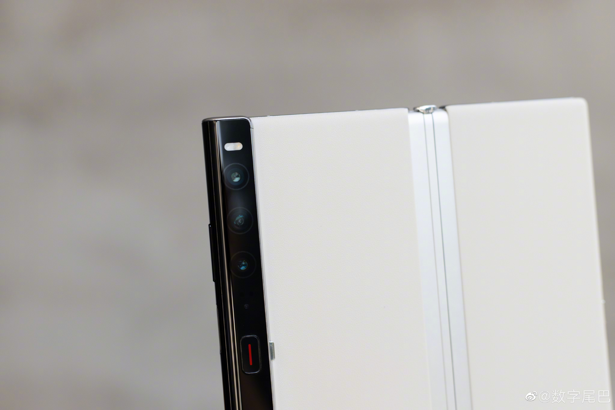 Ảnh thực tế Huawei Mate XS 2 với thiết kế mới, phần cứng lỗi thời, giá cao