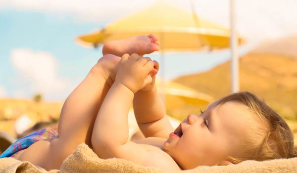 Trên thế giới không có những khuyến cáo tắm nắng hay phơi nắng cho trẻ.