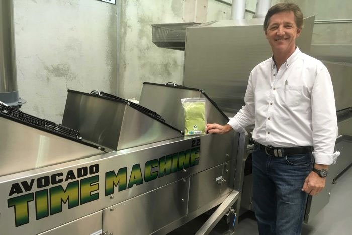 Kỹ sư nông nghiệp Jeff Hastings với chiếc máy mà ông đã phát triển để ngăn bơ chuyển sang màu nâu. 