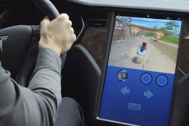 Tesla sắp ra mắt tính năng xem Youtube và Netflix trên xe