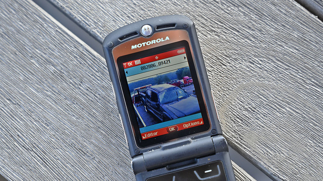 Chúc mừng sinh nhật thứ 15 của Motorola Razr: Chiếc điện thoại lật cuối cùng được mọi người quan tâm - Ảnh 2.
