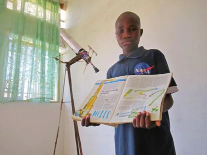 Với dây điện và vài lon nước ngọt, một cậu bé 12 tuổi tại Châu Phi đã chế tạo một chiếc kính thiên văn có thể quan sát được bề mặt của Mặt Trăng - Ảnh 1.