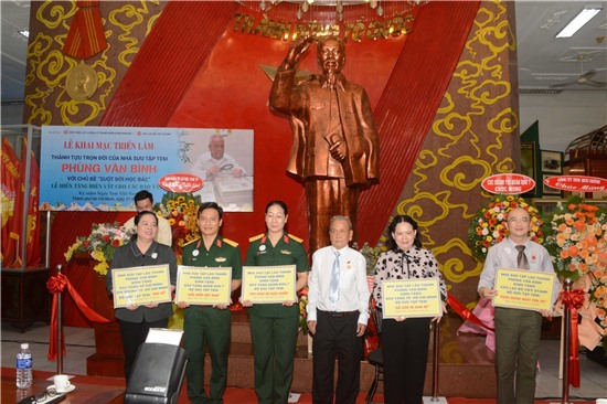 Hiến tặng hàng nghìn mẫu tem quý của nhà sưu tập tem Phùng Văn Bình cho các bảo tàng
