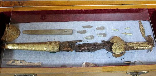 Thanh đoản kiếm cùng một số vật dụng được tìm thấy trong mộ cổ.