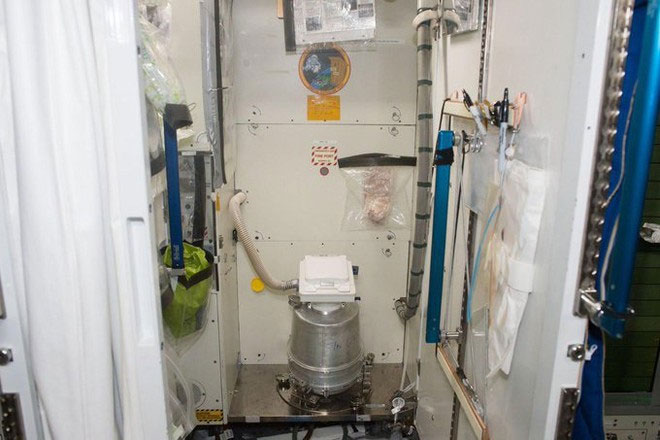 Nhà vệ sinh trên Trạm Vũ trụ Quốc tế.