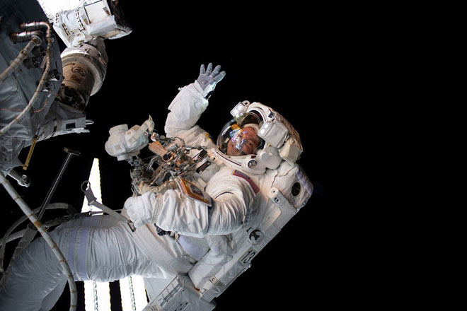 Nhà du hành vũ trụ Drew Morgan đang đi bộ ngoài trạm ISS vào ngày 6/10/2019