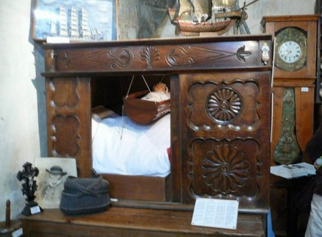 Tại sao nhiều người Châu Âu thời Trung cổ lại ngủ trong những chiếc giường hộp?