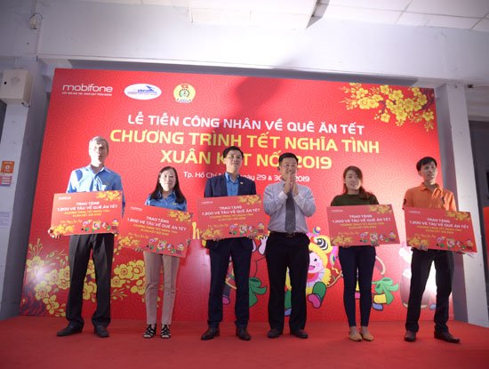 MobiFone tặng vé tàu cho 1.200 công nhân ở các khu công nghiệp về quê đón Tết