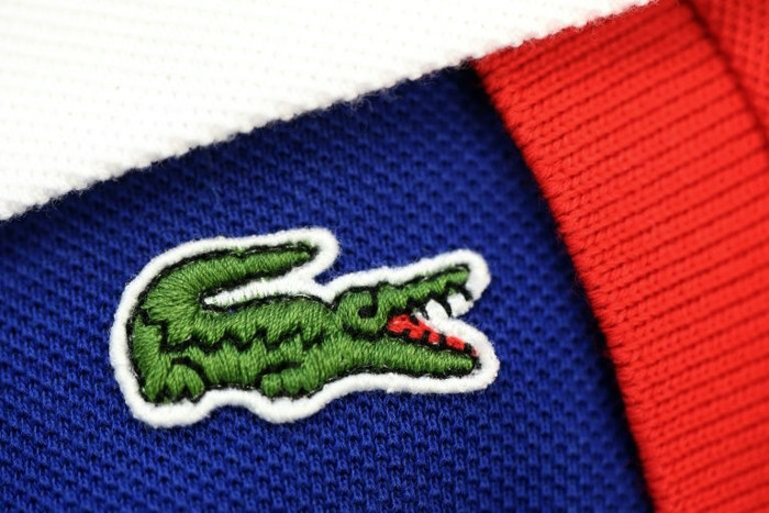 Hình ảnh chú cá sấu trở thành biểu tượng sau này của hãng có căn nguyên từ việc các thành viên của đội tuyển Pháp gọi Lacoste là 