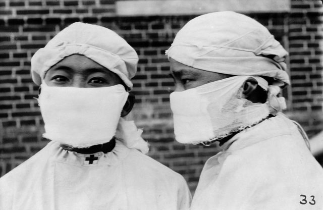 Các nhân viên y tế với khẩu trang chống dịch trong việc bùng phát bệnh viêm phổi tại Mãn Châu
