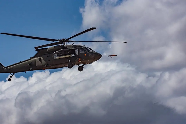 Quân đội Mỹ thử nghiệm chiến thuật đánh hội đồng bằng bầy drone số lượng lớn trên bầu trời Utah - Ảnh 1.