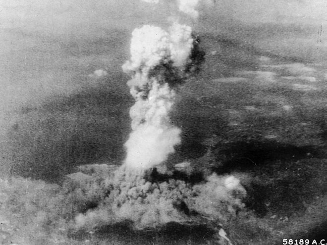 Khói từ quả bom nguyên tử được thả xuống Hiroshima.