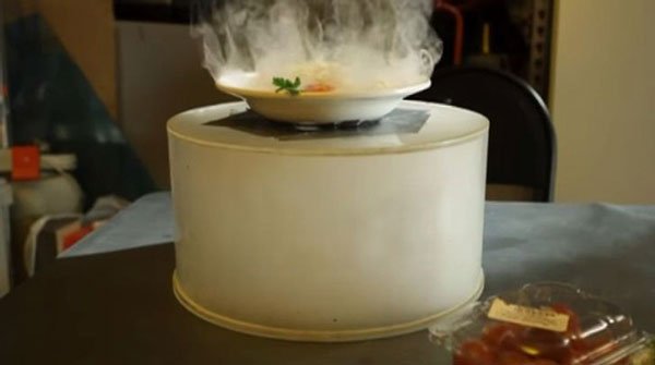 Hơi từ đĩa thức ăn được tạo ra với sự trợ giúp của máy phun sương