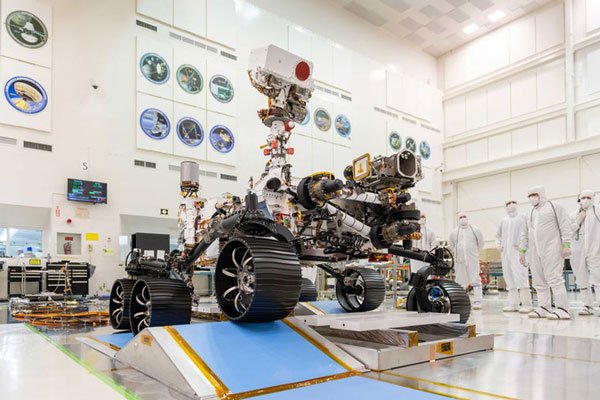 Mars 2020 Perseverance được cách ly tại Phòng thí nghiệm Sức đẩy Phản lực của NASA ở Pasadena, California