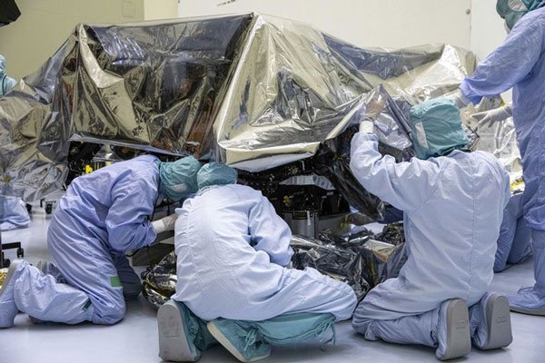 Tàu thám hiểm Perseverance đang trải qua quá trình xử lý bên trong vào ngày 13/2/2020 sau khi được vận chuyển từ JPL ở California