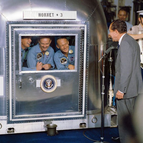 Khi trở về Trái Đất vào tháng 7/1969, 3 phi hành gia của Apollo 11 đã được cách ly trong Cơ sở Kiểm dịch Di động