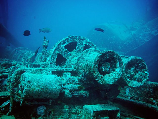 Các thợ lặn khám phá khu vực sẽ tìm thấy những chiếc xe tăng, súng, xe tải, xe máy và hàng hóa thời chiến khác bị đánh chìm