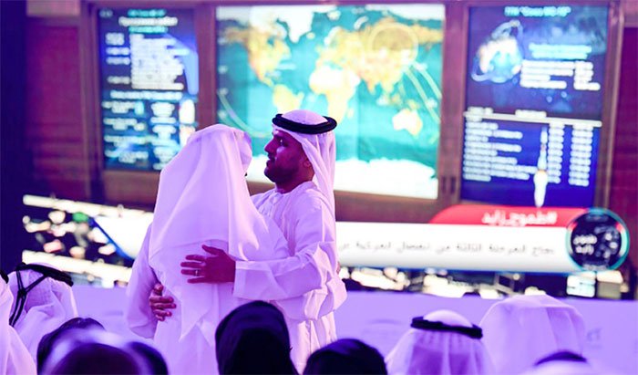 Người dân UAE vui mừng theo dõi vụ việc từ Trung tâm vũ trụ Mohammed Bin Rashid ở Dubai hôm 26/9.