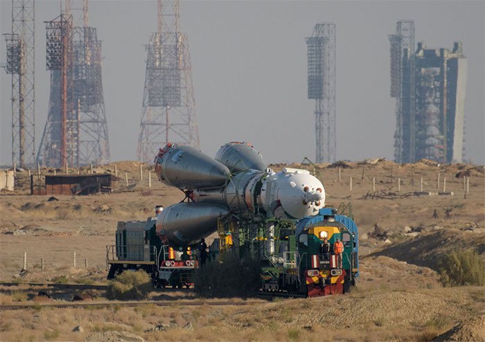 Tên lửa Soyuz được đưa bằng tàu hỏa tới bãi phóng Baikonur ở Kazakhstan hôm 23/9.