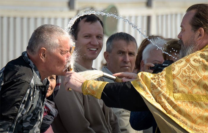 Cựu phi hành gia Valery Korzun đang được ban phước bởi một linh mục Chính Thống giáo Nga trước buổi phóng tên lửa.