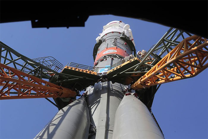 Tàu Soyuz sau khi được dựng lên bệ phóng, chiều cao hoàn chỉnh của nó là 46m.