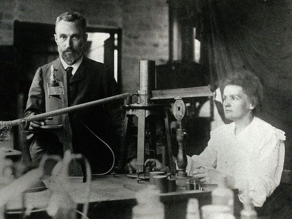 Hai vợ chồng Pierre Curie (1859 - 1906) và Marie Curie (1867 - 1934) trong phòng thí nghiệm