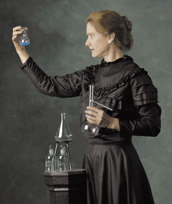 Marie Curie là người phụ nữ đầu tiên trên thế giới vinh dự nhận được hai Giải Nobel trong hai lĩnh vực khác nhau, là Vật lý và Hóa học