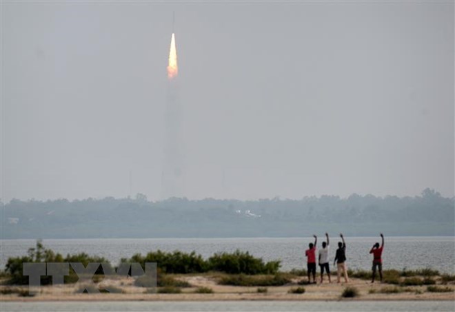 Tên lửa đẩy PSLV-C43 mang theo vệ tinh quan sát HysIS rời bệ phóng từ Trung tâm vũ trụ Satish Dhawan , đảo Sriharikota, ngoài khơi vịnh Bengal ngày 29/11/2018. (Ảnh: một hãng tin quốc tế/TTXVN)