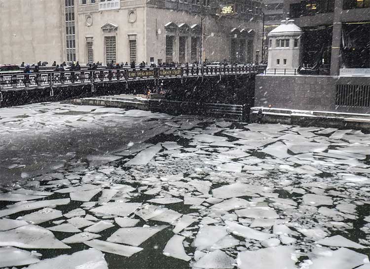 Nước đóng băng trôi trên Sông Chicago ở Chicago, ngày 28/1. 