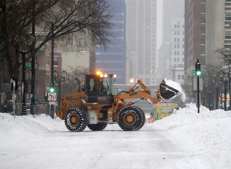 Xe đào tuyết đang dọn tuyết trên đại lộ West Wisconsin Avenue ở Milwaukee, bang Wisconsin ngày 28/1. 