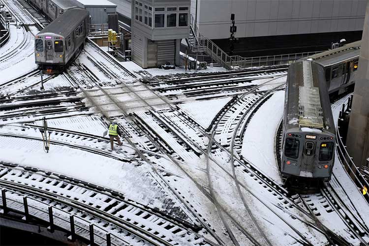 Đường tàu ở Chicago bị tuyết phủ ngày 28/1.