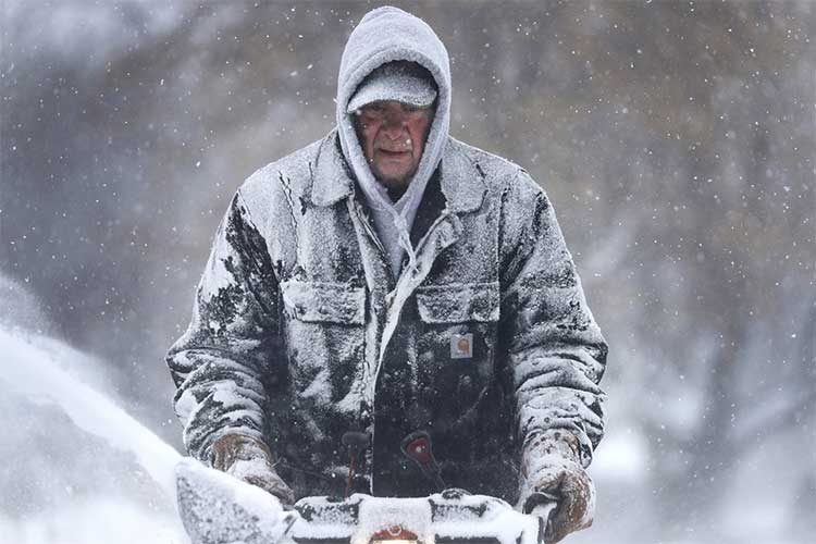 Gary Verstegen dọn tuyết trên vỉa hè trong cơn bão tuyết ở Wisconsin ngày 28/1.