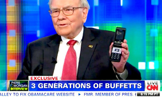 Sở hữu đến 45 tỷ USD cổ phiếu Apple, nhưng Warren Buffett lại đang dùng chiếc Samsung 20 USD thay vì iPhone - Ảnh 1.