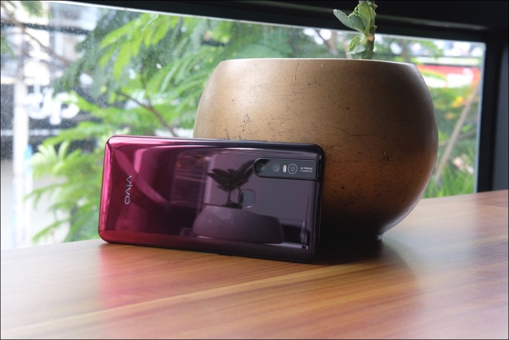Mở hộp Vivo V15 camera tàng hình, màn hình tràn, giá bán 7,99 triệu đồng