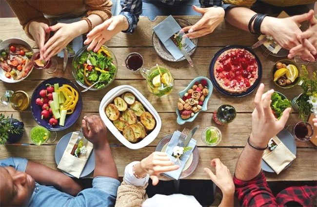 Việc bạn ăn cùng với một người khác cũng có thể kích thích bạn ăn nhiều hơn mà không hay biết.