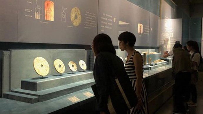 Khách tham quan các cổ vật thuộc nền văn minh Lương Chử ở Bảo tàng Cung điện Bắc Kinh.