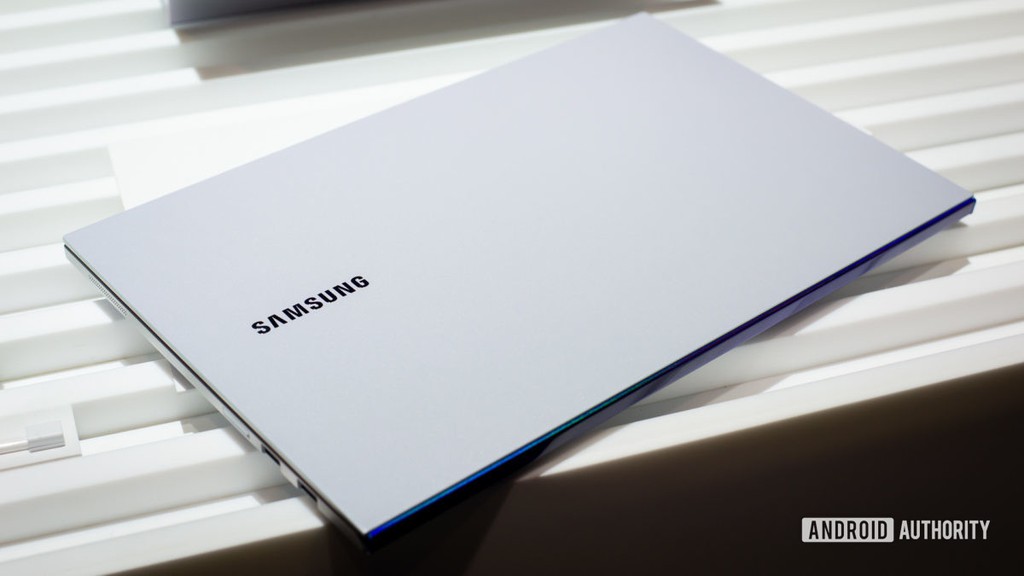 Samsung ra mắt laptop dùng màn hình QLED, sạc smartphone bằng touchpad ảnh 6