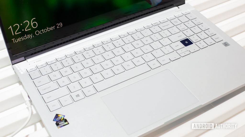Samsung ra mắt laptop dùng màn hình QLED, sạc smartphone bằng touchpad ảnh 7