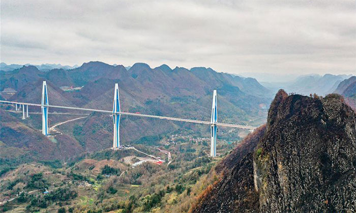 Cầu Pingtang trên thung lũng sông ở tỉnh Quý Châu.