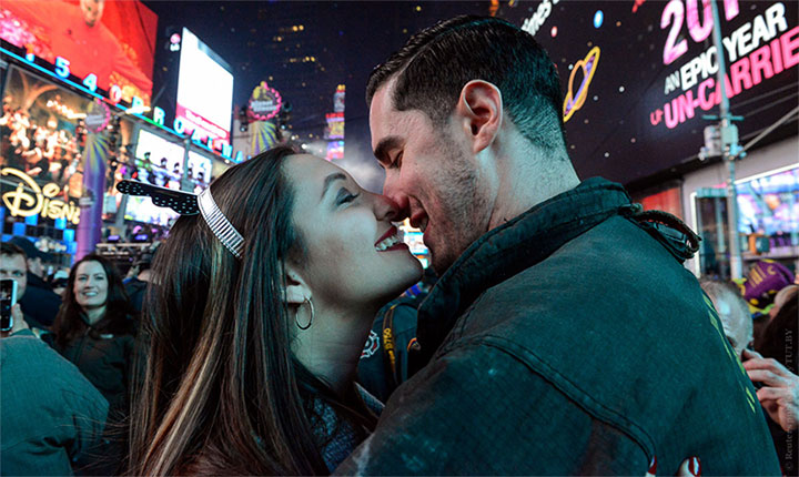 Jillianne Sabatini và Stephen Regalia hôn nhau ở Quảng trường Thời đại, New York, Mỹ, ngày 1/1/2018