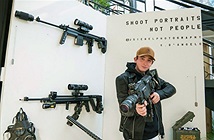 Dạo quanh bảo tàng vũ khí được làm từ máy ảnh và ống kính