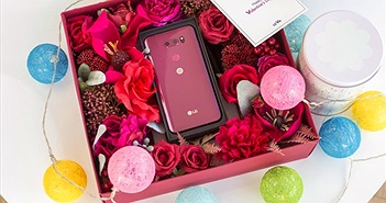 Hình ảnh mở hộp đẹp long lanh của LG V30 Raspberry Rose dành cho mùa Valentine