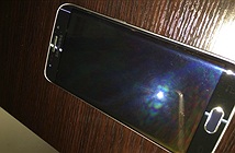 Galaxy S6 Edge mới đập hộp đã bị chết điểm ảnh, xước màn hình
