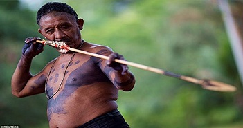 Bộ lạc Amazon sẵn sàng cung tên tẩm độc đối phó người ngoài xâm lấn